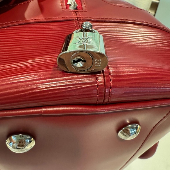 Authentic Louis Vuitton Montaigne Bowling Epi bag - Picture 13 of 16